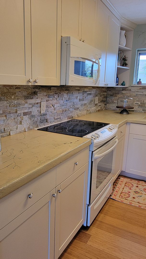 Building Photo - Annual Turnkey furnished renovated 1/1 dow...