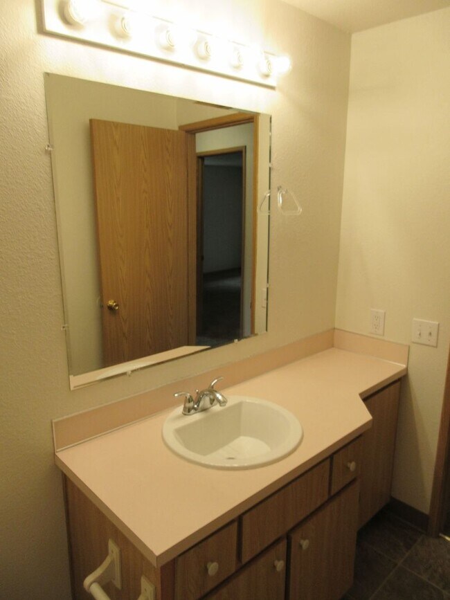 Building Photo - Quiet Two Bedroom Apartment in Keizer