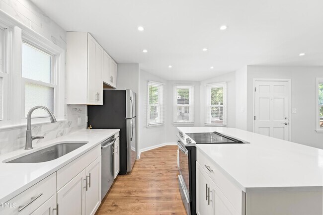 Building Photo - 1212 Pender St