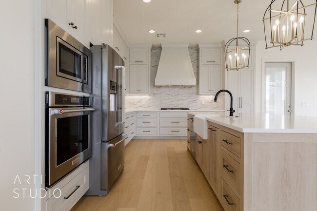 Building Photo - Beautiful Fully Furnished 3 bedroom, 2.5 B...