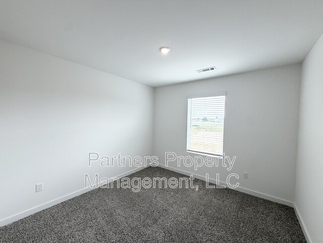Building Photo - 537 S Neon Ave