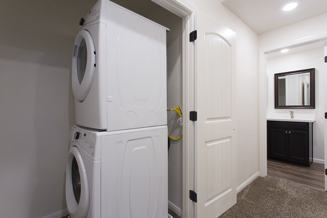 Building Photo - OPEN HOUSE: 2/7 10-11AM  4 Bed with 2 Car Garage & Washer/Dryer in Unit