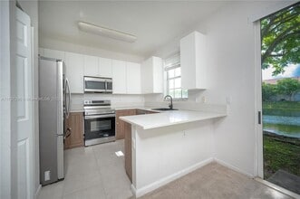 Building Photo - 445 NE 21st Ave