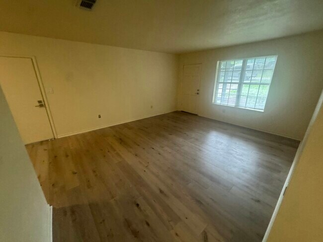 Building Photo - 3013 W La Rua St
