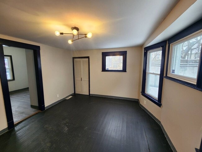 Building Photo - Charming 3-Bedroom Property in Prime Location (Section 8 Vouchers Accepted)