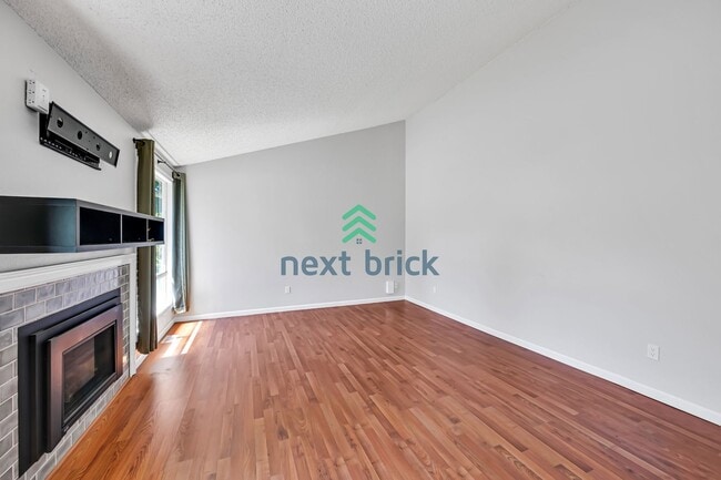 Building Photo - 3 Bed 2 Bath Single-family Home is availab...