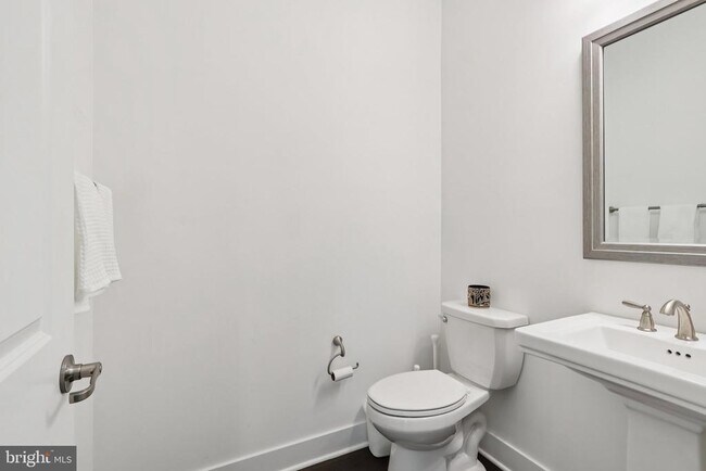 Building Photo - 2 Dogleg Ln