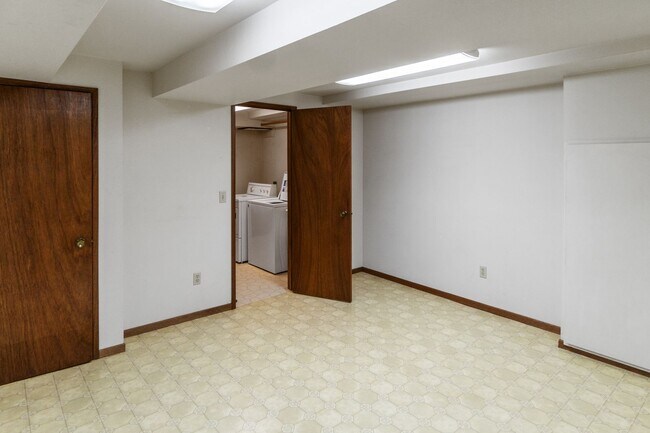 Building Photo - 1214 E 43rd Ave