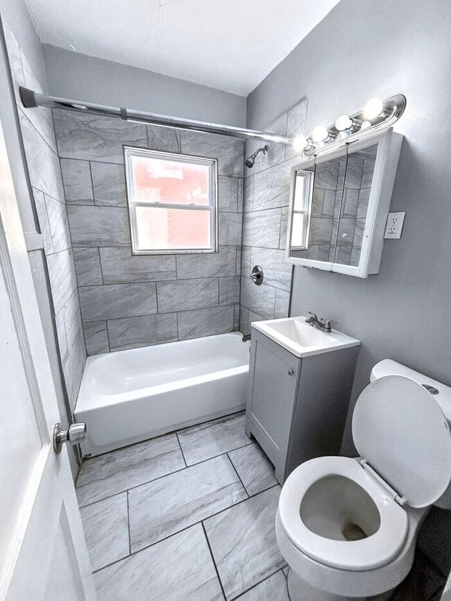 Building Photo - Adorable 3-Bedroom Home with Bright, Invit...