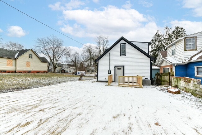 Building Photo - 942 W 27th St