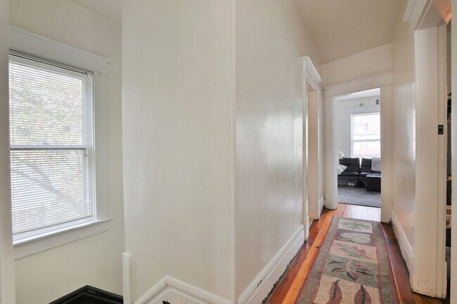 Building Photo - 5 Bedroom Quiet OSU North Campus private home