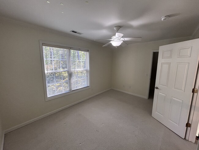 Building Photo - 105 Lake View Dr E