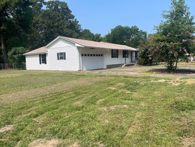 Building Photo - 3 BR. @ BATH home in the middle of Cabot