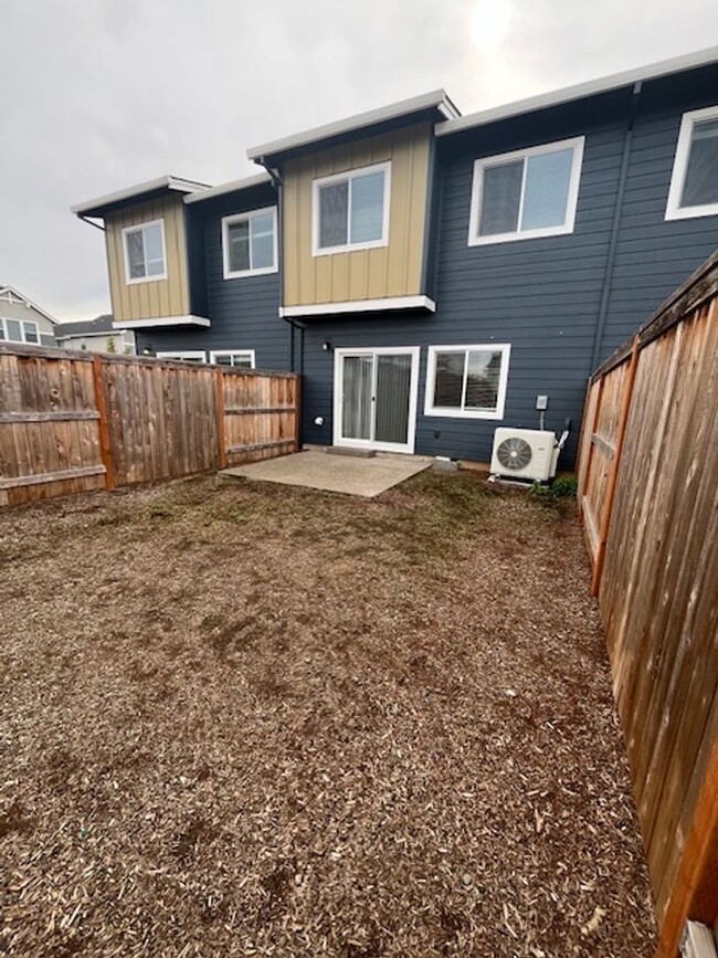 Building Photo - Move in Special - 3 Bedroom 2.5 Bath Townh...