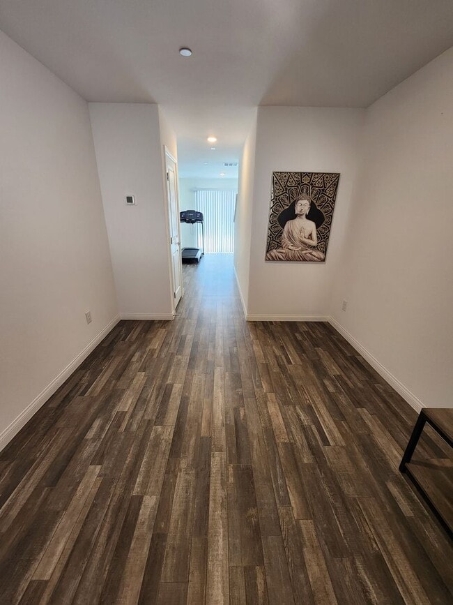 Building Photo - Modern Comfort Meets Vegas Vibes! – Utilit...