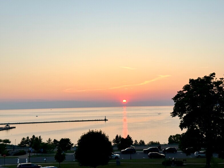 Sunset View - 104 Division St