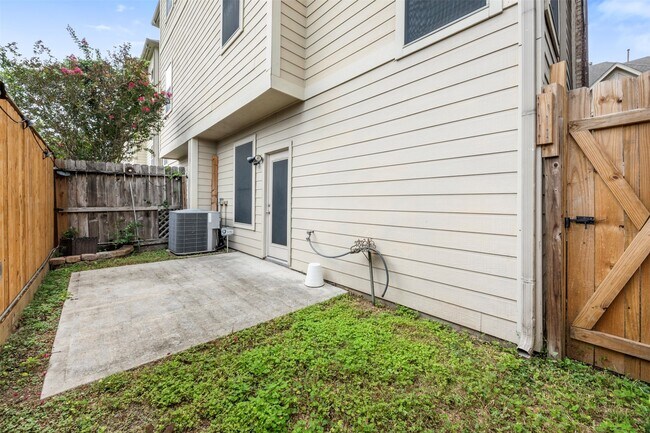 Building Photo - 2384 Bastrop St