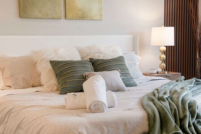 Building Photo - 2344 W Polk St