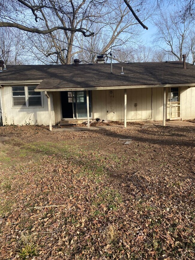 Building Photo - 3 bedroom/1.5 bathroom house/2 car garage