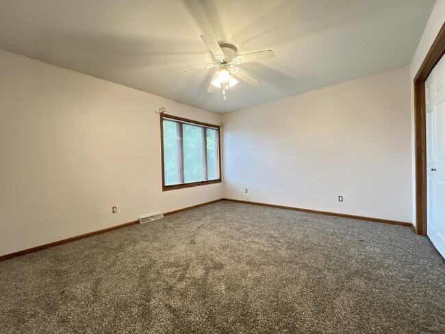 Building Photo - 2742 Pleasant View Dr