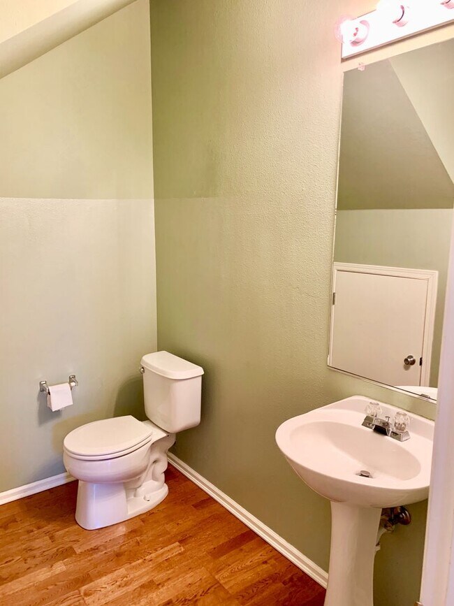 Building Photo - Beautiful 3 bed 2.5 bath Home with 2 car garage