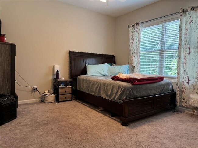 Building Photo - 512 Edgewater Dr