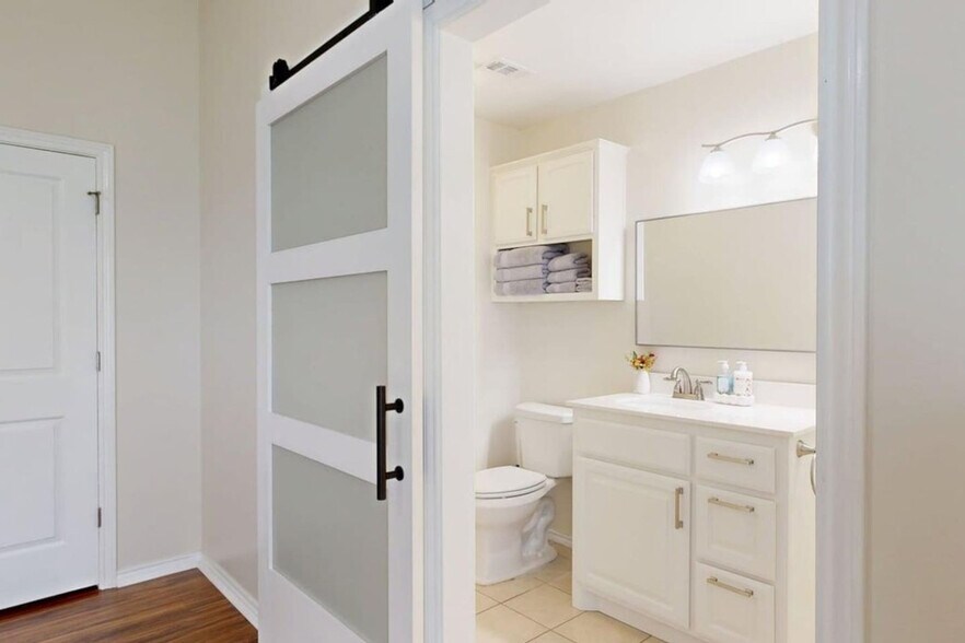 Building Photo - 810 Camellia Ct