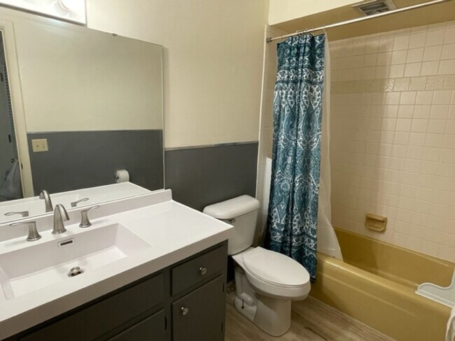 Building Photo - Manor