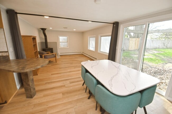 Building Photo - 3 bedroom 2 bath ranch style home in South Bend IN