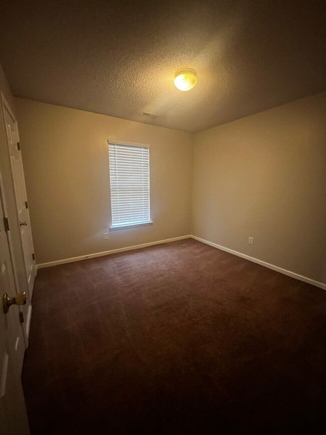 Building Photo - Three Bedroom Two Bath Home