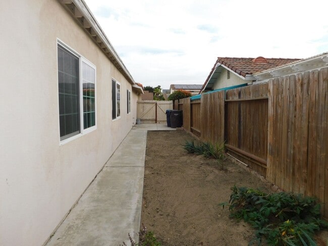 Building Photo - Beautiful single story 3 bedroom, 2 bathroom home in Fountain Valley