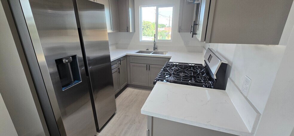 Building Photo - 833 E 92nd St