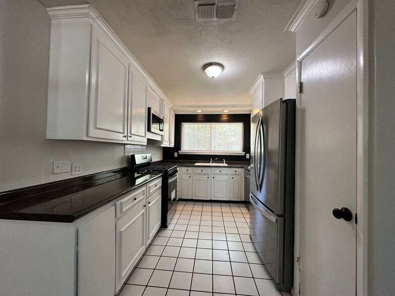 Building Photo - 3401 Princeton Dr