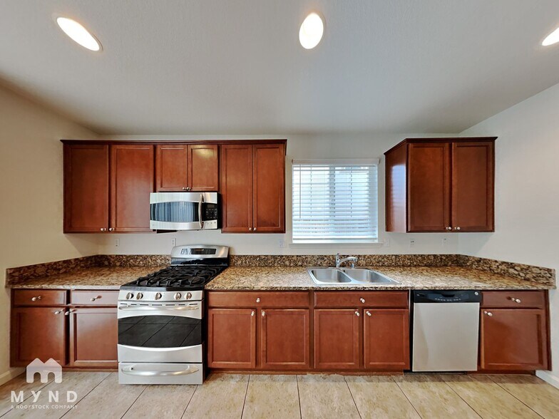 Building Photo - 1088 Crown View Dr