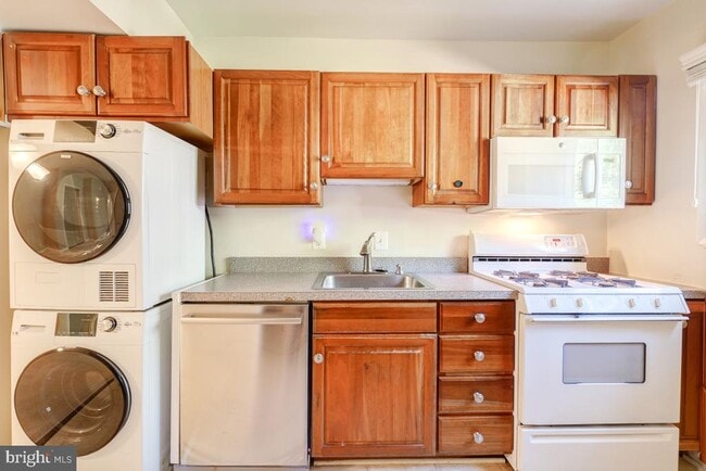 Building Photo - 53 Skyhill Rd