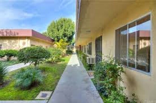 Building Photo - Coming Soon! Charming 2-Bedroom Apartment ...