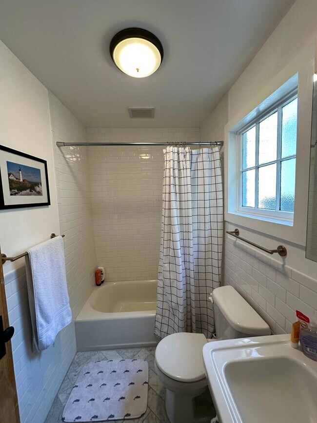 Building Photo - Charming Updated Three Bedroom Home Downtown