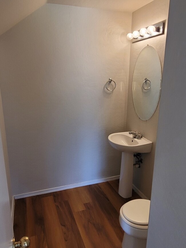 Building Photo - Great 3 bedroom 2.5 bath Two Story House f...