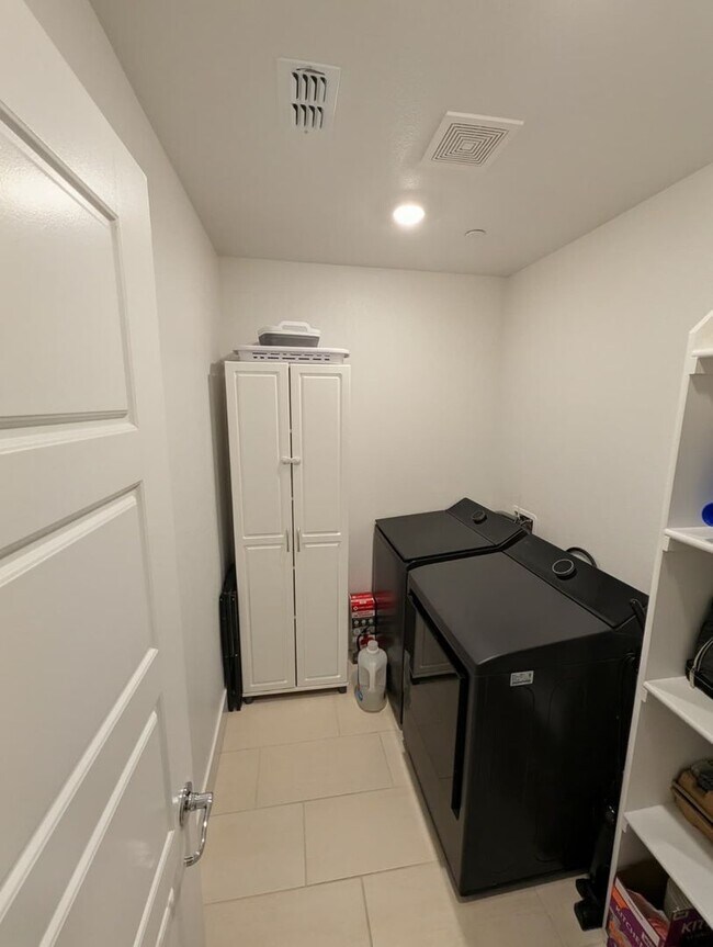 Building Photo - Beautiful and Spacious 4BR 3BA Home in Roseville