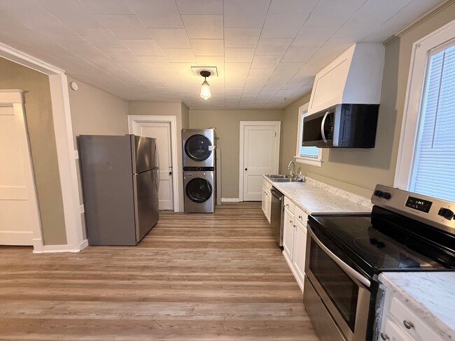 Building Photo - 6 W 30th St