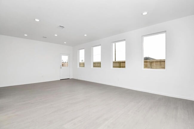 Building Photo - 934 Garden Path Dr