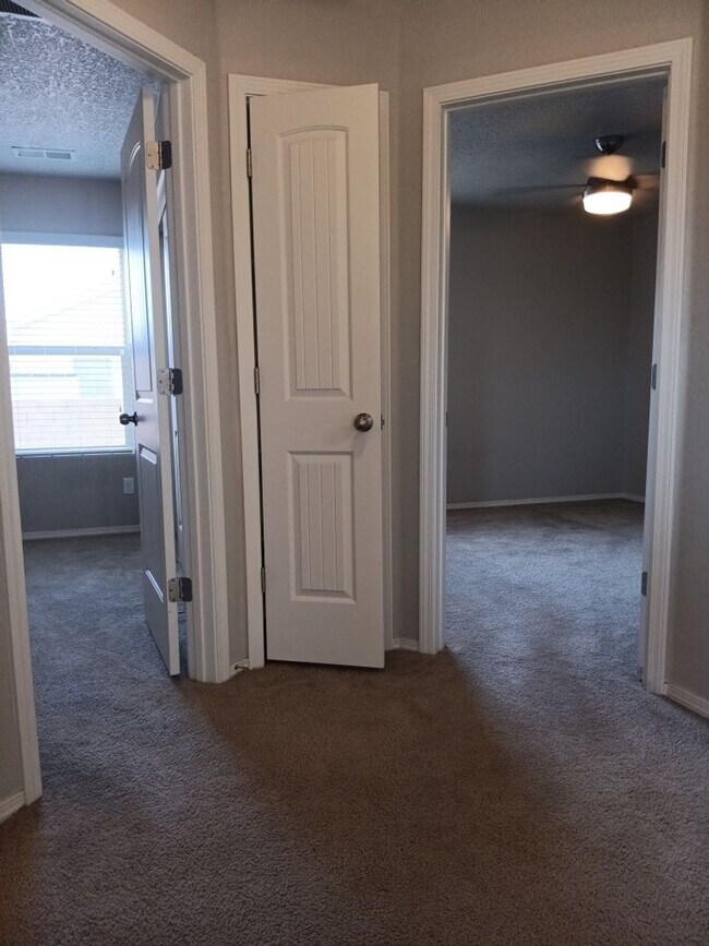 Building Photo - Spacious 3 bedroom, 2.5 bathroom home! Showings available NOW!