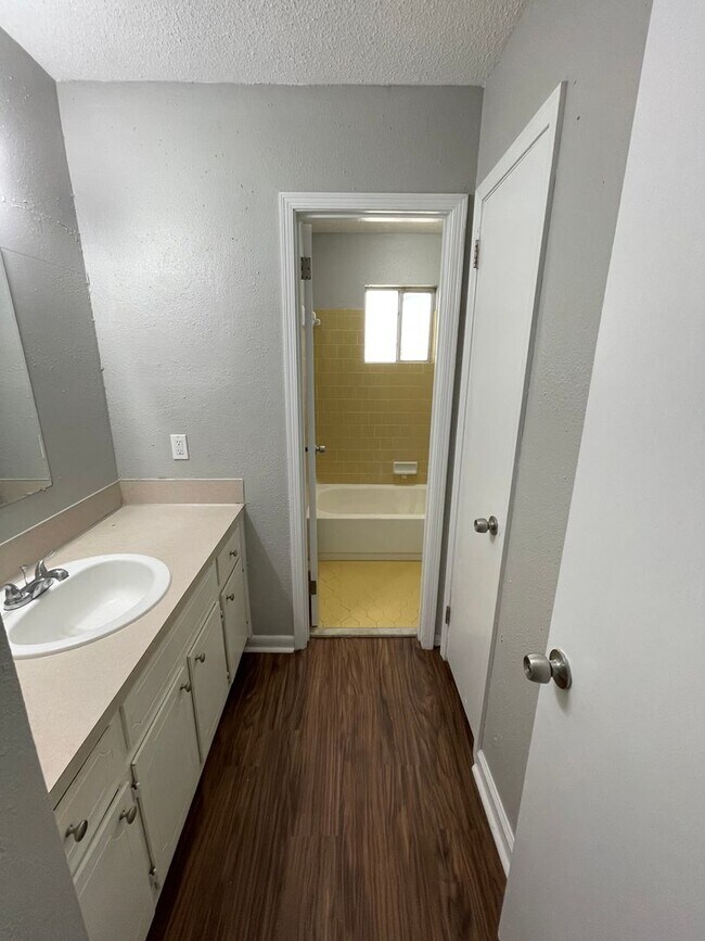 Building Photo - Ranch 3-Bedroom home !!
