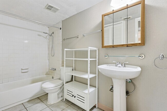 Building Photo - 3900 Woodchase Dr