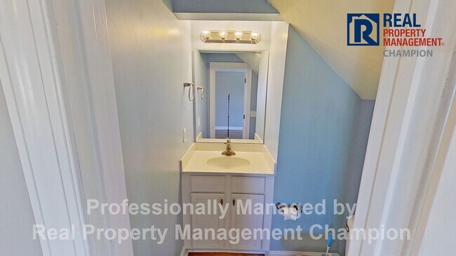 Building Photo - 3 BD/2.5 BA Home with Fenced Yard & Attached Garage