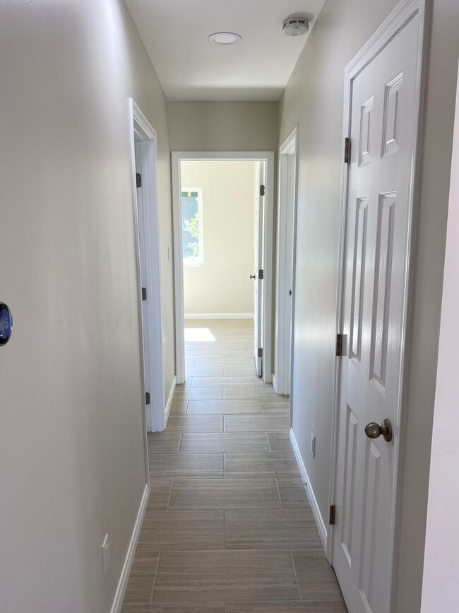 Building Photo - 3 Bed-2 Bath Single Story Home Lakeside with RV parking