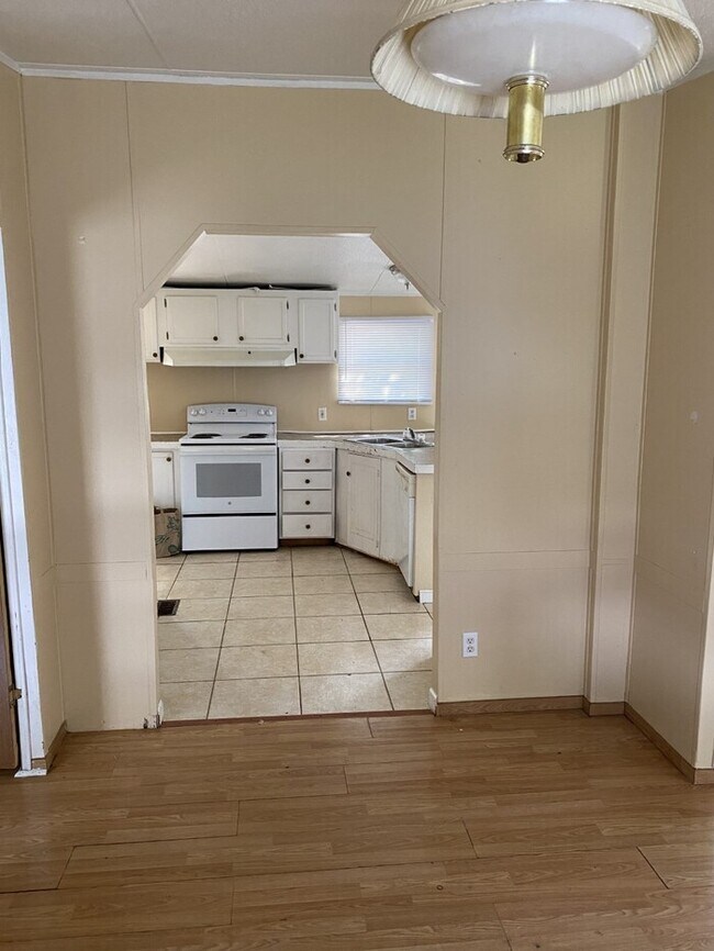 Building Photo - Spacious mobile home in a lovely community located in downtown area of Athens.