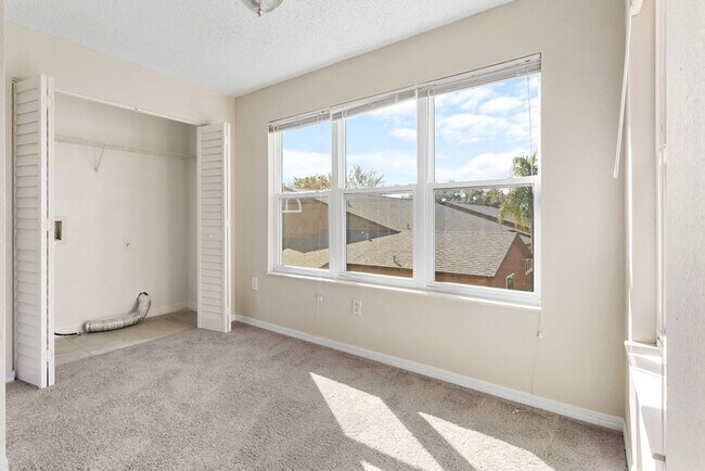 Building Photo - Venetian Place -  833