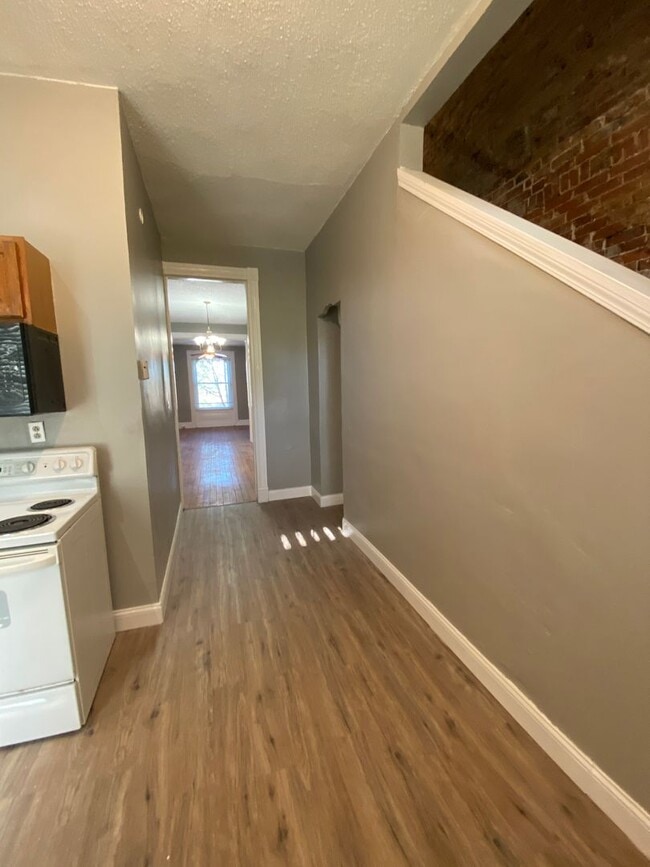 Building Photo - Get it while it lasts! Spacious 4 Bedroom ...