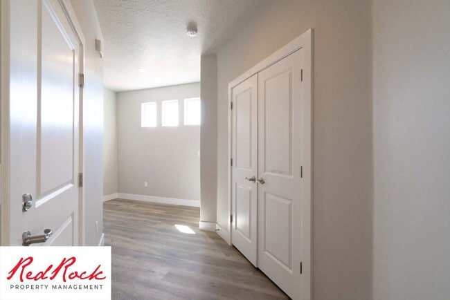 Building Photo - 3 Bedroom Hurricane Townhome With Scenic Views